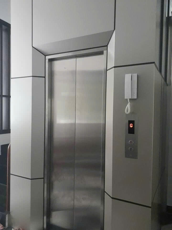 thang máy gia đình ốp inox màu trắng